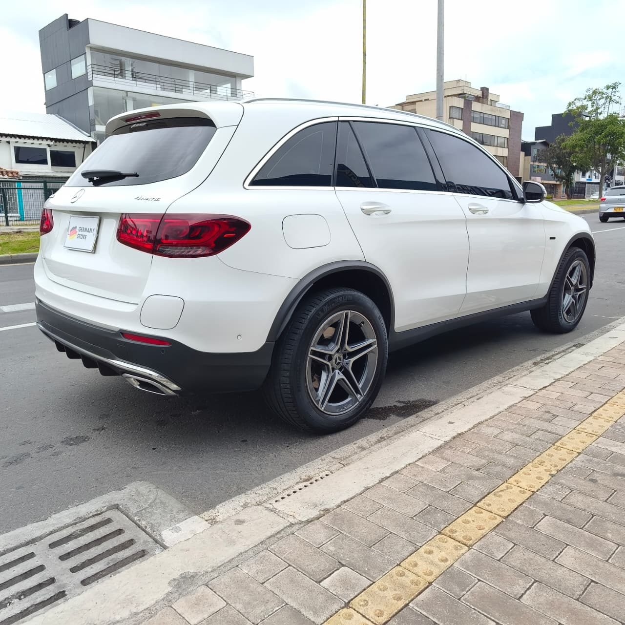 MERCEDES-BENZ GLC 300 HIBRIDA AMG 2022