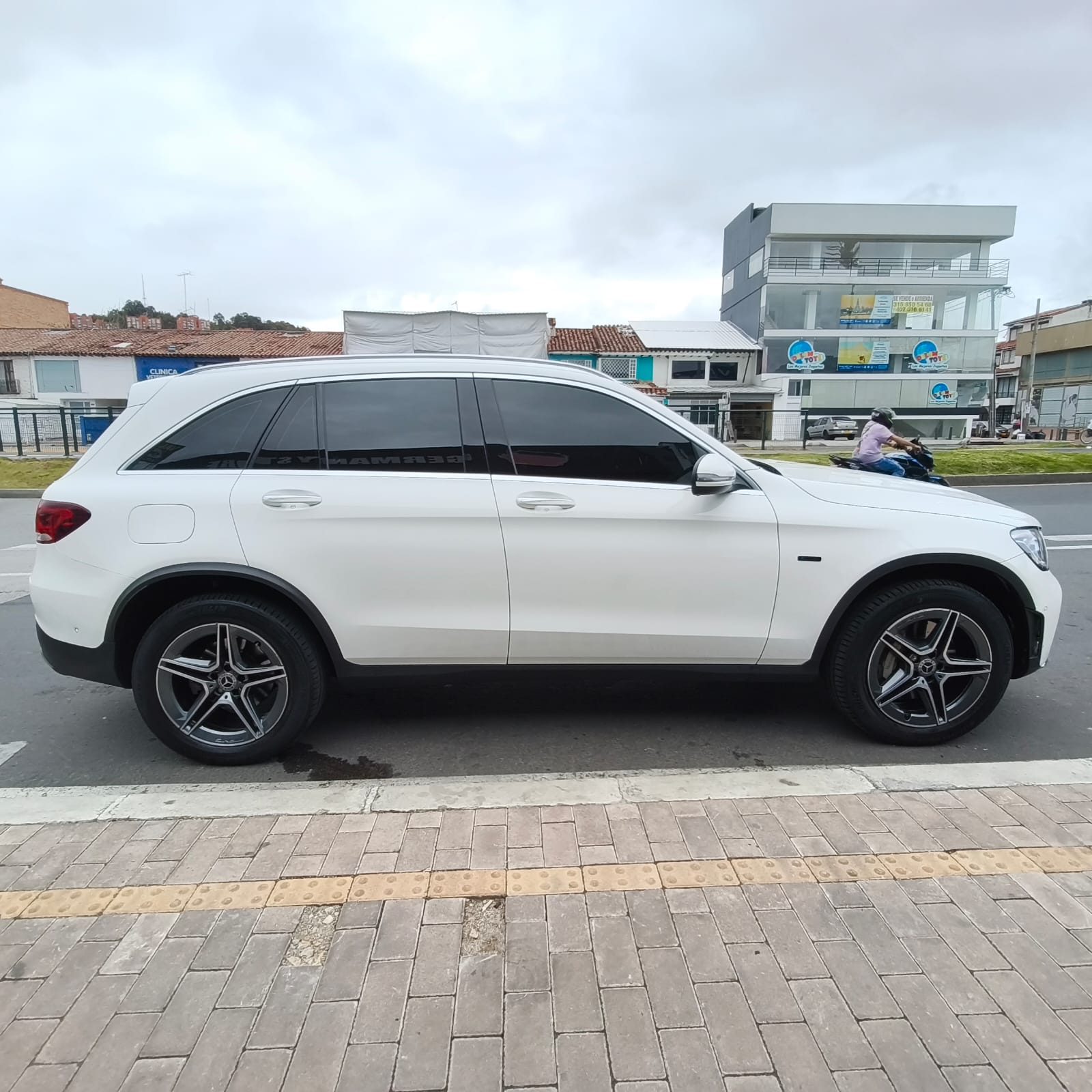 MERCEDES-BENZ GLC 300 HIBRIDA AMG 2022
